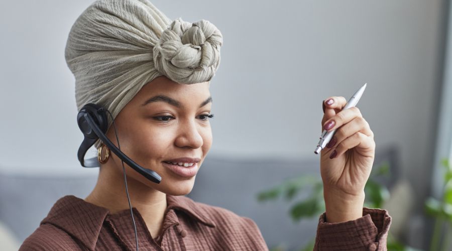 Virtual assistant on a call managing tasks to help a small business grow